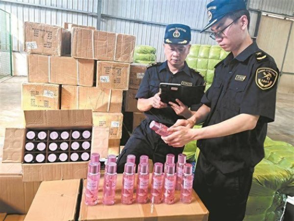 钱掌柜配资 超万瓶香水夹藏货物中 不仅涉嫌侵权还是危化品